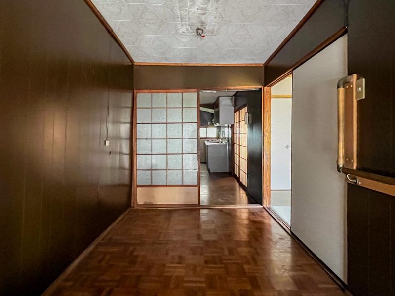 大阪府東大阪市永和三丁目の賃貸物件/広めの玄関スペース、パーケットの床も良いですね。