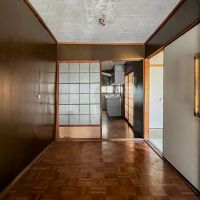 大阪府東大阪市永和三丁目の賃貸物件/広めの玄関スペース、パーケットの床も良いですね。