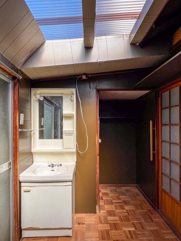 大阪府東大阪市永和三丁目の賃貸物件/なぜだか天窓な脱衣と洗面所。