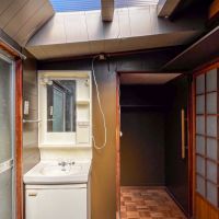 大阪府東大阪市永和三丁目の賃貸物件/なぜだか天窓な脱衣と洗面所。