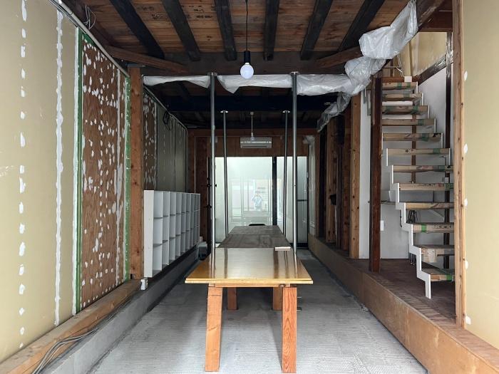 大阪市北区中崎2丁目の賃貸物件/天井高約3mの奥行きある空間。