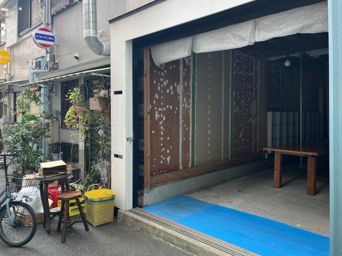 大阪市北区中崎2丁目の賃貸物件/街に開けたファサード。