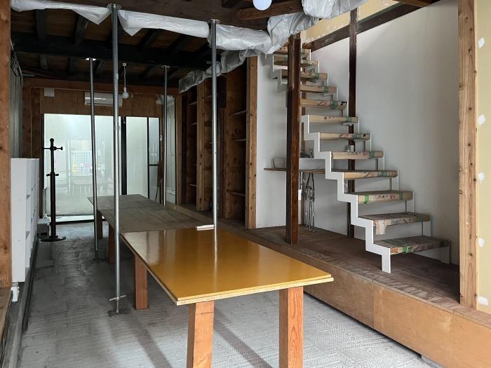 大阪市北区中崎2丁目の賃貸物件/2階へと続く階段。その足元に水回りをまとめ、トイレは階段の向かいに。