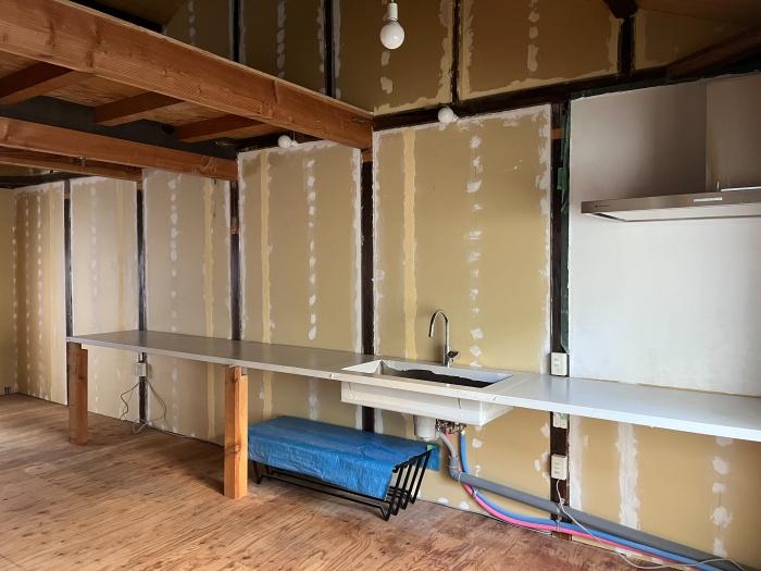 大阪市北区中崎2丁目の賃貸物件/2階には水回りと、ステンレスのキッチンカウンターにレンジフード。