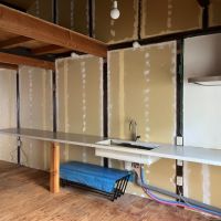 大阪市北区中崎2丁目の賃貸物件/2階には水回りと、ステンレスのキッチンカウンターにレンジフード。