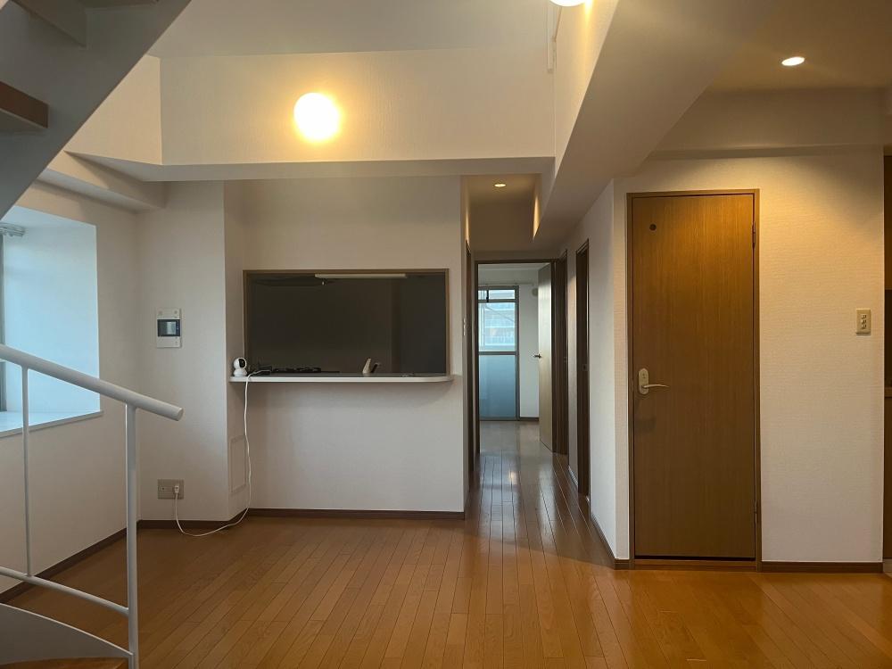 大阪府大阪市北区大淀中3丁目の売買物件/階段下より見る。