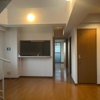 大阪府大阪市北区大淀中3丁目の売買物件/階段下より見る。