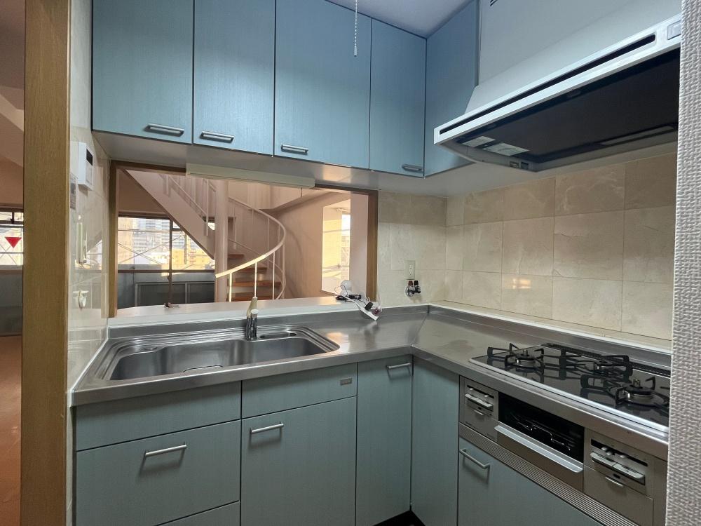 大阪府大阪市北区大淀中3丁目の売買物件/キッチンはL型で、見通しもありつつ少しおこもり感のある空間。