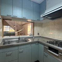 大阪府大阪市北区大淀中3丁目の売買物件/キッチンはL型で、見通しもありつつ少しおこもり感のある空間。