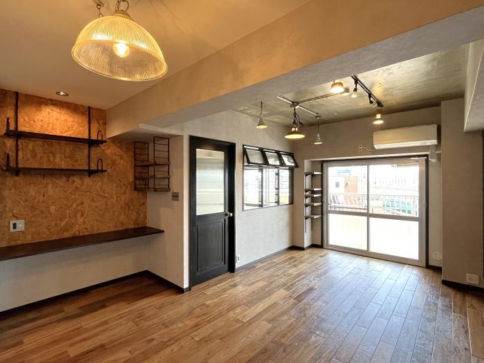 大阪市港区弁天2丁目の売買物件/天井は抜かれ、躯体現しの空間。