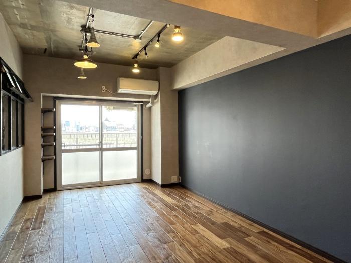 大阪市港区弁天2丁目の売買物件/LDKの隣にある、6.4畳の寝室。