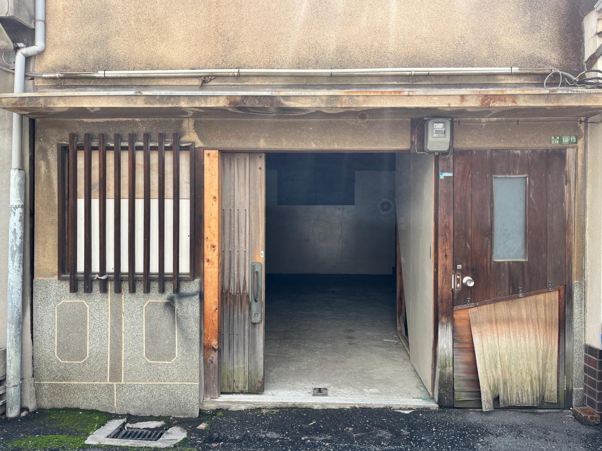 大阪府大阪市北区中津３丁目の賃貸物件/路面に大きな引き戸。