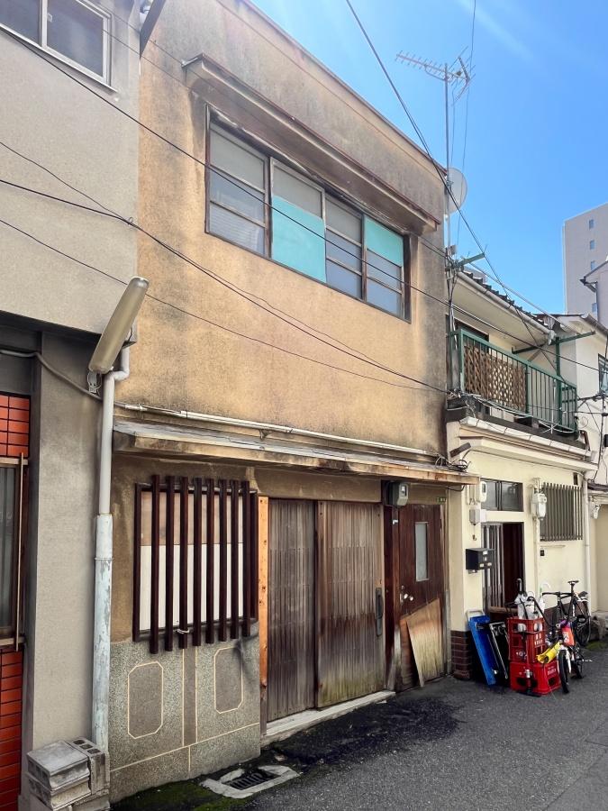 大阪府大阪市北区中津３丁目の賃貸物件/今回テナント募集をしている長屋。クリーム色がかっていて、目をひく外観です。