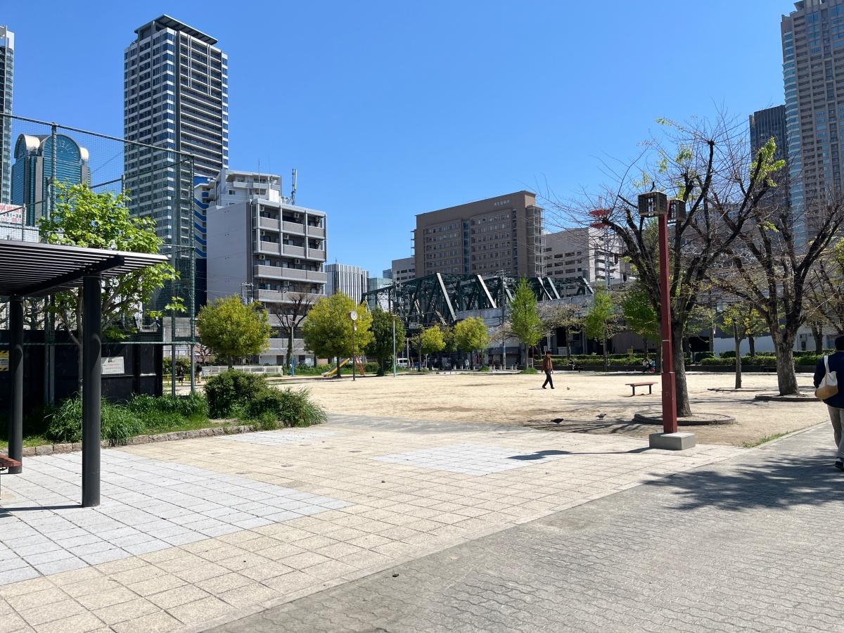 大阪府大阪市北区中津３丁目の賃貸物件/徒歩2分、商店街を抜けたら「中津中央公園」に繋がります。