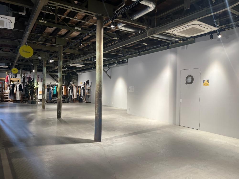 大阪市住之江区北加賀屋の賃貸物件/無骨な天井、柱と、整った床、壁のコントラスト