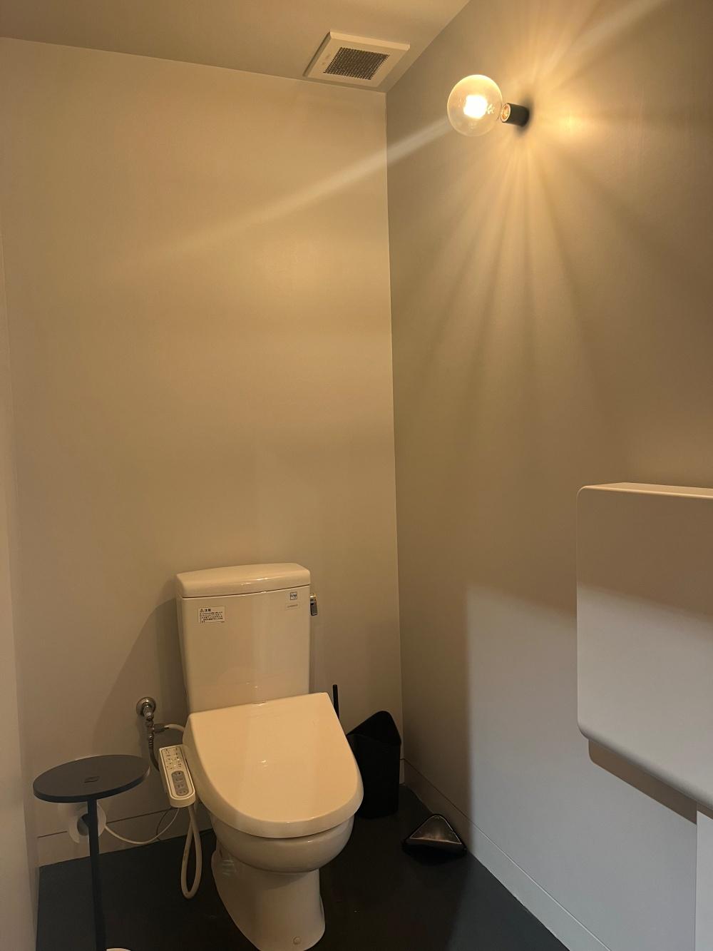 大阪市住之江区北加賀屋の賃貸物件/男性用・女性用・ユニバーサルトイレが共用設備として使えます。