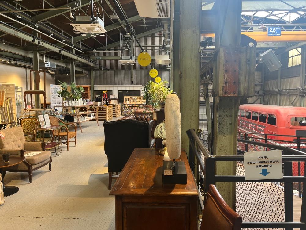 大阪市住之江区北加賀屋の賃貸物件/2階はユーズドの家具屋さんなどが使用中。