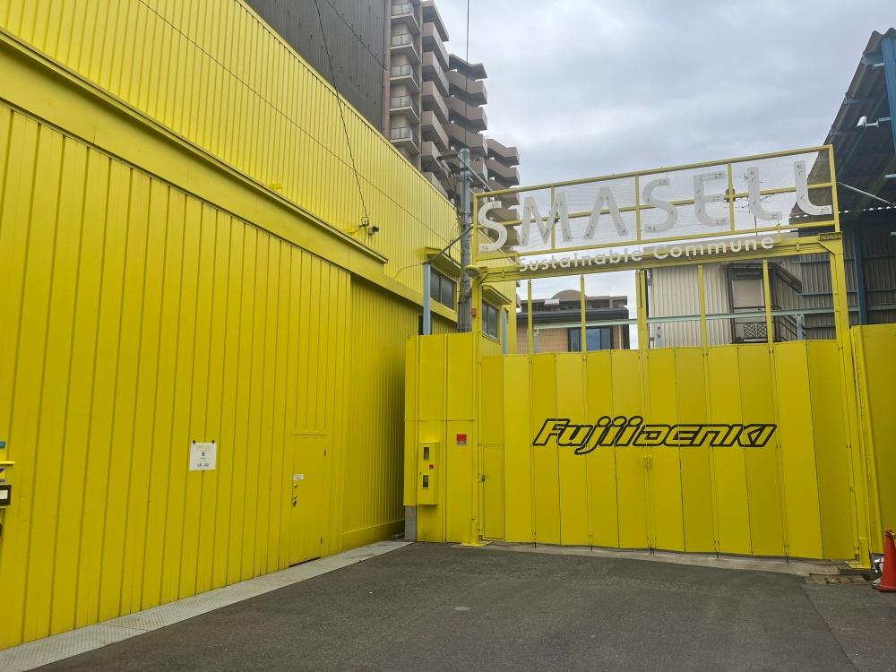 大阪市住之江区北加賀屋の賃貸物件/黄色の外観が目を引きます。（この日はお休み）