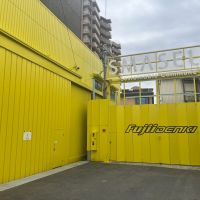 大阪市住之江区北加賀屋の賃貸物件/黄色の外観が目を引きます。（この日はお休み）