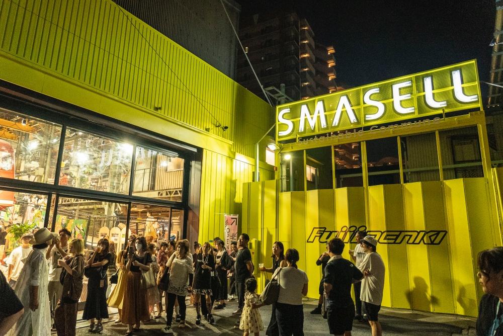 大阪市住之江区北加賀屋の賃貸物件/オープニングイベントの様子。黄色、夜も映えますね！