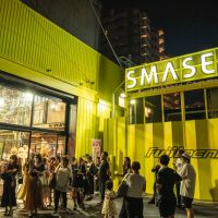 大阪市住之江区北加賀屋の賃貸物件/オープニングイベントの様子。黄色、夜も映えますね！