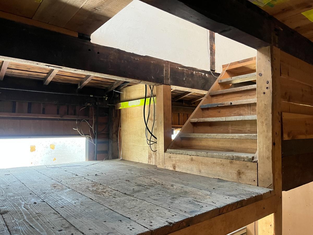 大阪府大阪市北区中津３丁目の賃貸物件/階段途中。強制四つん這いゾーン。