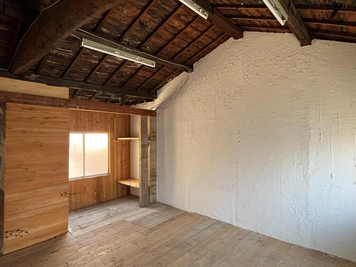 大阪府大阪市北区中津３丁目の賃貸物件/2階。天井が抜かれていて、広くて明るいです。