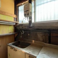 大阪府大阪市北区中津３丁目の賃貸物件/１階キッチン。ペンキを垂らした壁も個性的。