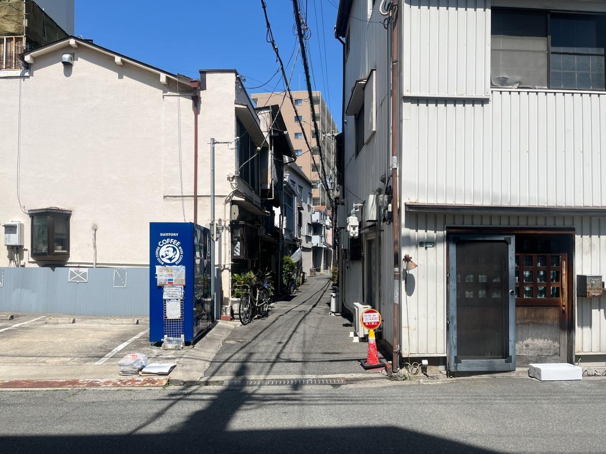 大阪府大阪市北区中津３丁目の賃貸物件/物件はこの路地沿いにあり、向かいに古着屋があります。