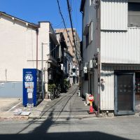 大阪府大阪市北区中津３丁目の賃貸物件/物件はこの路地沿いにあり、向かいに古着屋があります。