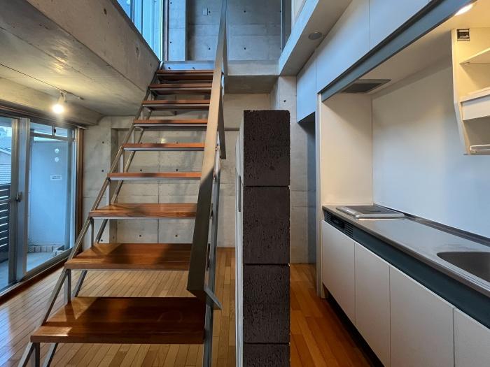 大阪市東住吉区東田辺の賃貸物件/１階にキッチンスペース。キッチンはコンパクト。