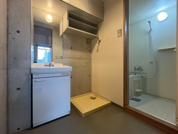 大阪市東住吉区東田辺の賃貸物件/2階のお風呂と洗面。