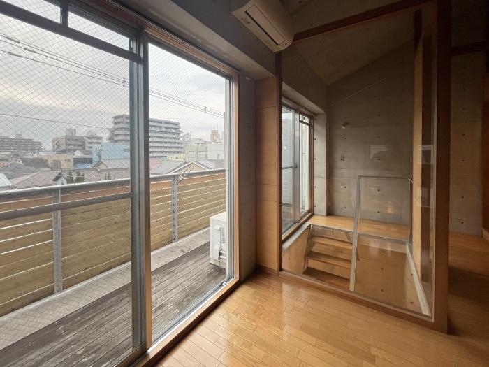 大阪市東住吉区東田辺の賃貸物件/２階のバルコニースペース。