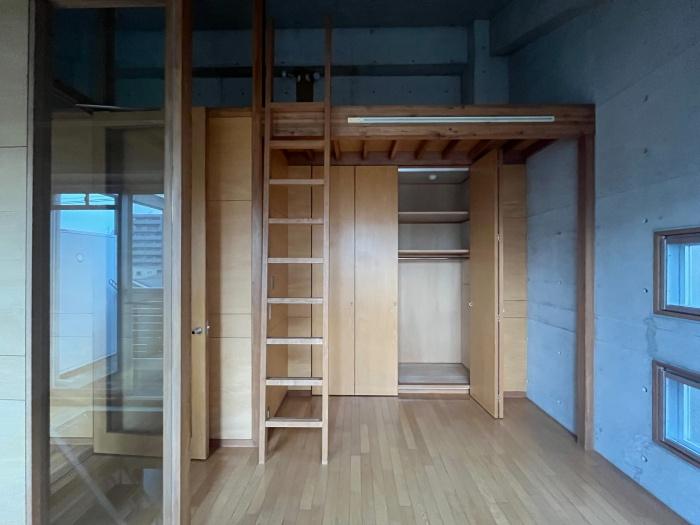 大阪市東住吉区東田辺の賃貸物件/ロフト下の収納スペース。