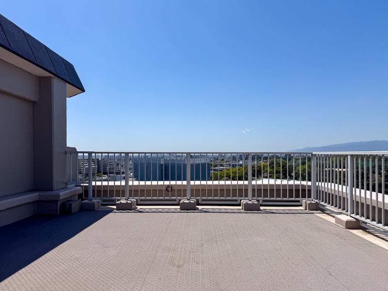 大阪府豊中市寺内１丁目の賃貸物件/最上階、角部屋のルーフバルコニー、遮るものはありません。