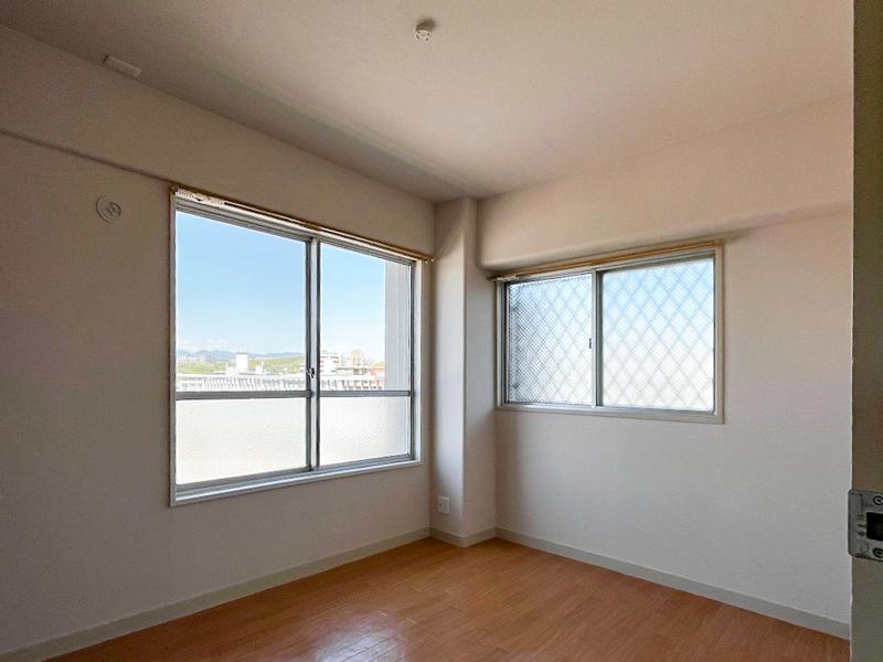 大阪府豊中市寺内１丁目の賃貸物件/玄関横の部屋、空が青いです。