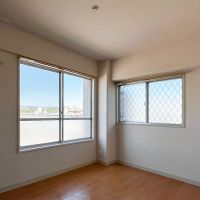 大阪府豊中市寺内１丁目の賃貸物件/玄関横の部屋、空が青いです。