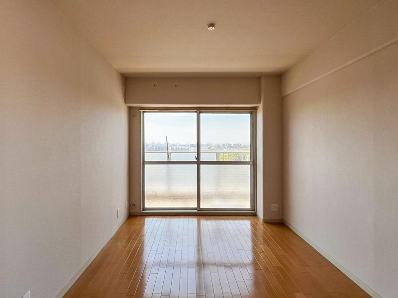 大阪府豊中市寺内１丁目の賃貸物件/西側には6畳2間、こちらは洋室。