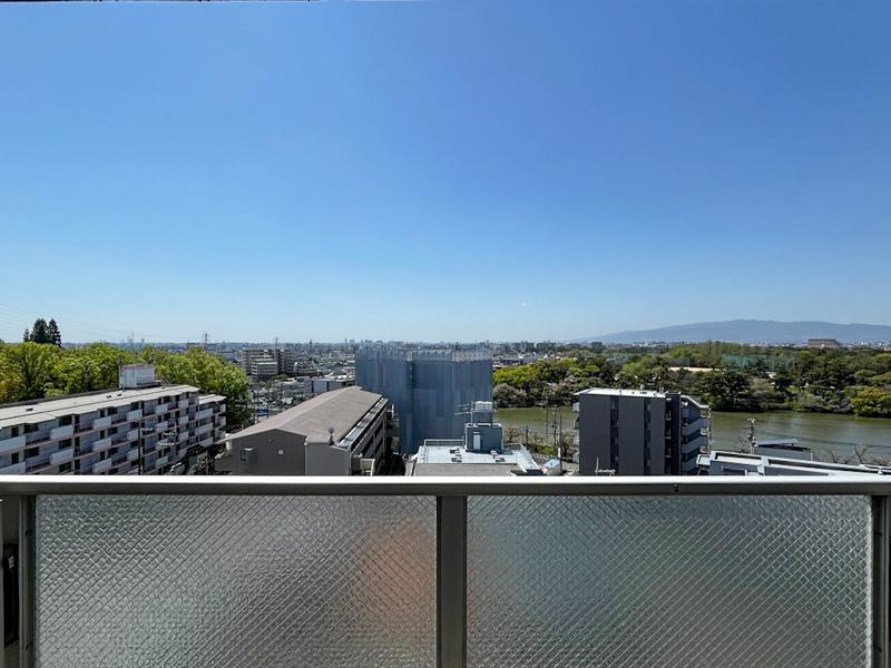 大阪府豊中市寺内１丁目の賃貸物件/西側のバルコニーもかなり抜けてます。南東には梅田スカイビルも見えます。