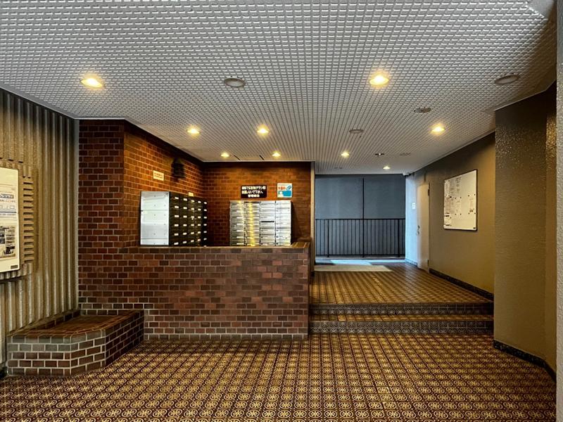 大阪府豊中市寺内１丁目の賃貸物件/ふんだんにタイルを使ったエントランスホール