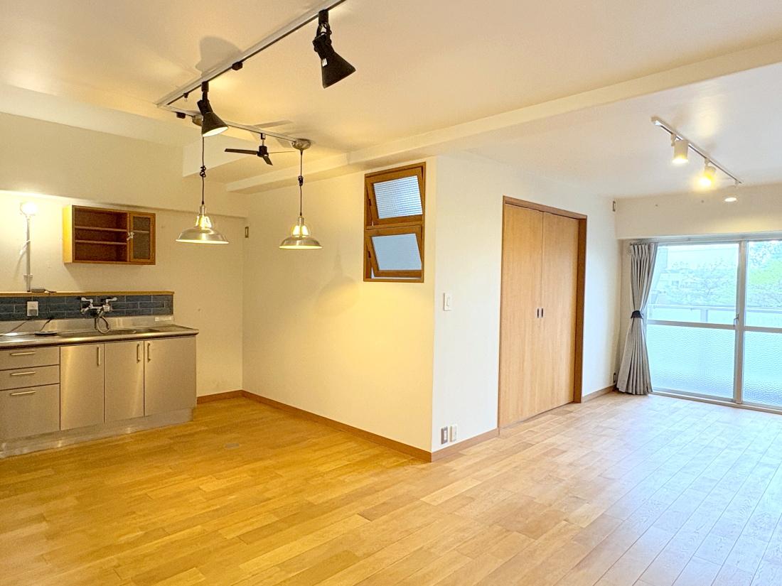 大阪府豊中市寺内の売買物件/床はナラの無垢フローリング。扉や室内窓、キッチンの収納も職人の手によって作られたもの。