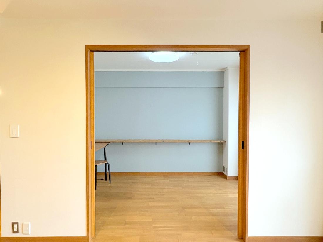 大阪府豊中市寺内の売買物件/２枚引き戸を開けると水色のクロスが可愛い寝室が。