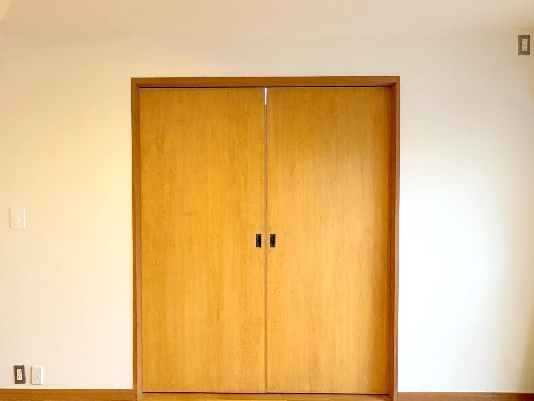 大阪府豊中市寺内の売買物件/可愛い木製の扉。