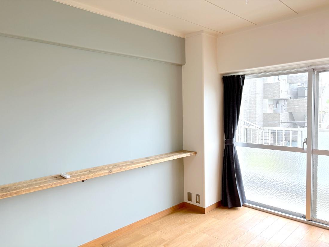 大阪府豊中市寺内の売買物件/寝室には杉の古材で作られたベッドヘッドが付いています。