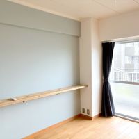 大阪府豊中市寺内の売買物件/寝室には杉の古材で作られたベッドヘッドが付いています。