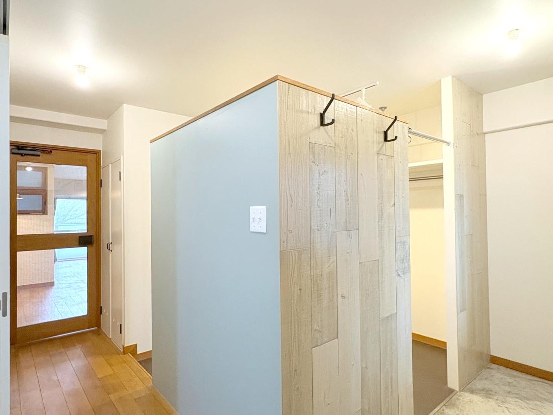 大阪府豊中市寺内の売買物件/杉の古材と水色の塗装で仕上げられたストレージの壁。ぐるりと回遊できるプランニング。