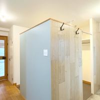 大阪府豊中市寺内の売買物件/杉の古材と水色の塗装で仕上げられたストレージの壁。ぐるりと回遊できるプランニング。