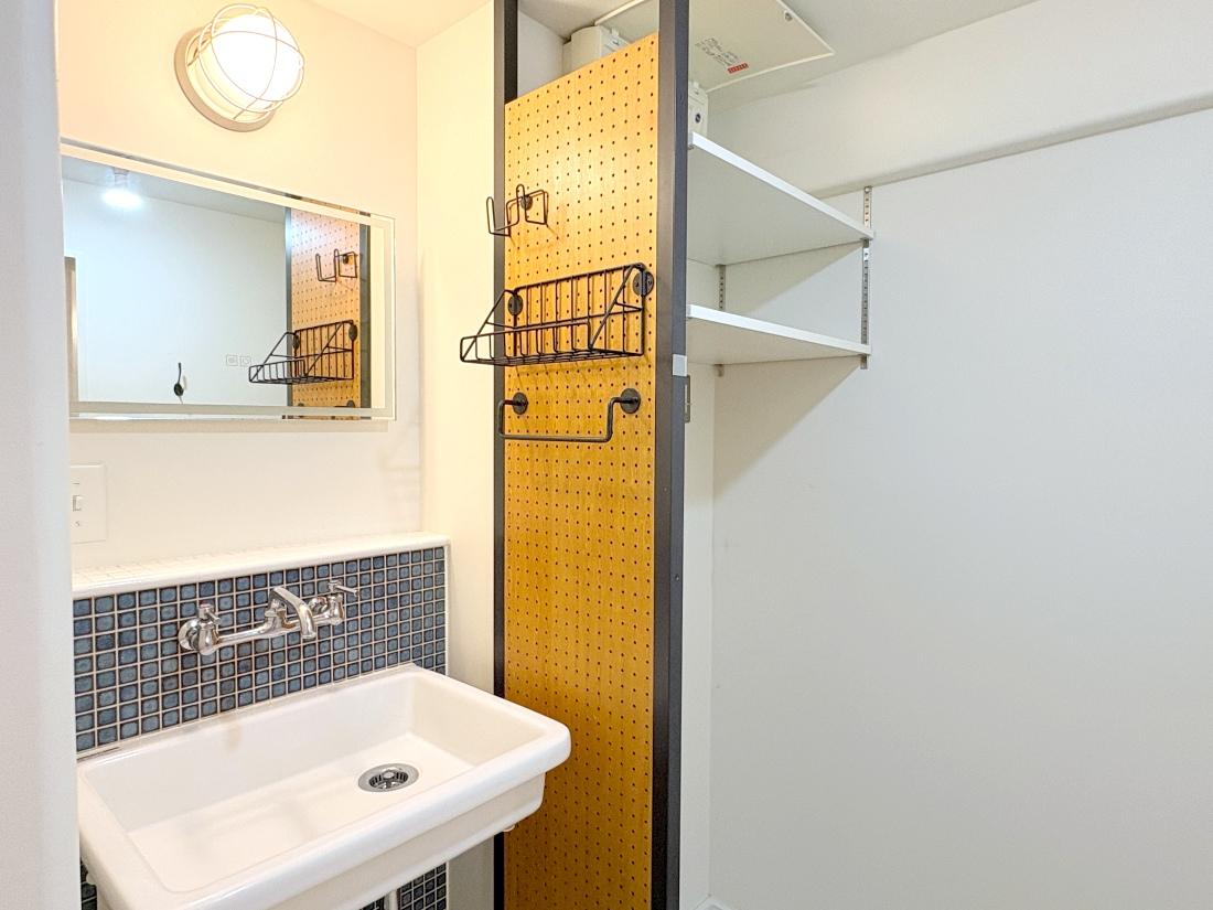 大阪府豊中市寺内の売買物件/洗面所もブルーのモザイクタイル。船舶照明がかわいいです。