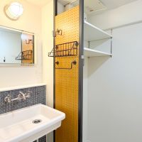 大阪府豊中市寺内の売買物件/洗面所もブルーのモザイクタイル。船舶照明がかわいいです。