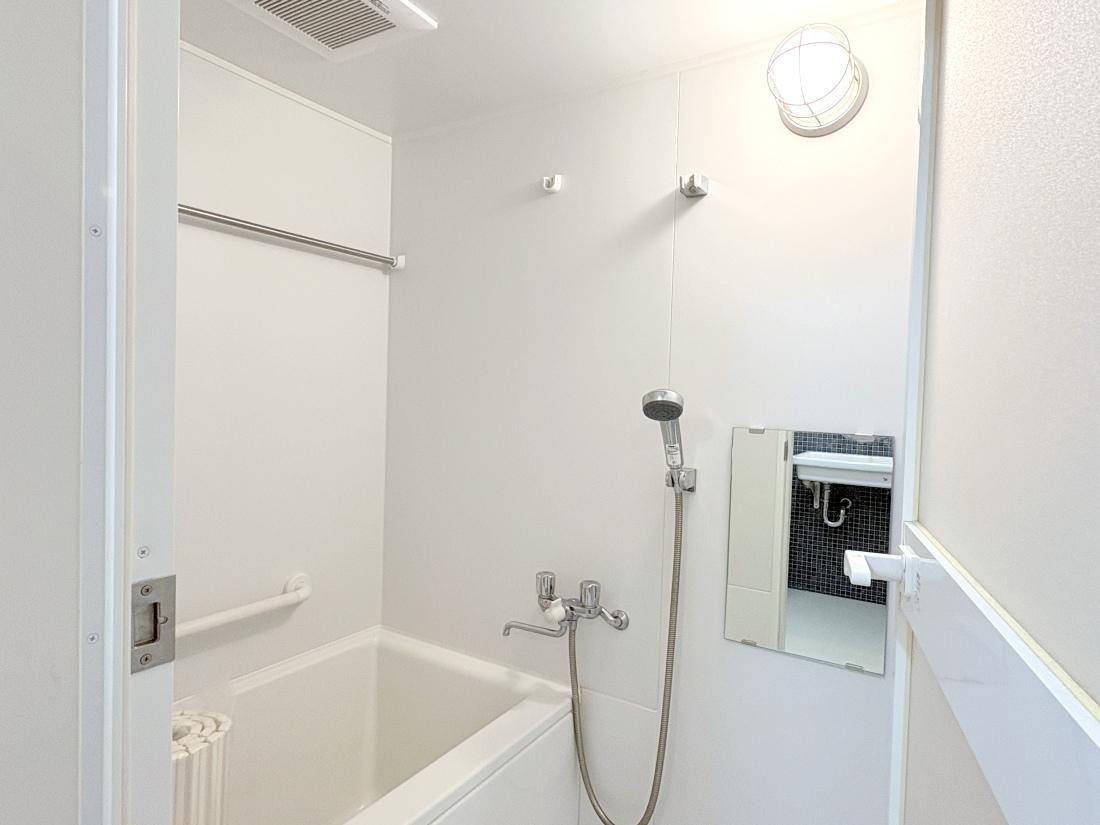 大阪府豊中市寺内の売買物件/お風呂はシンプル。綺麗に使われています。